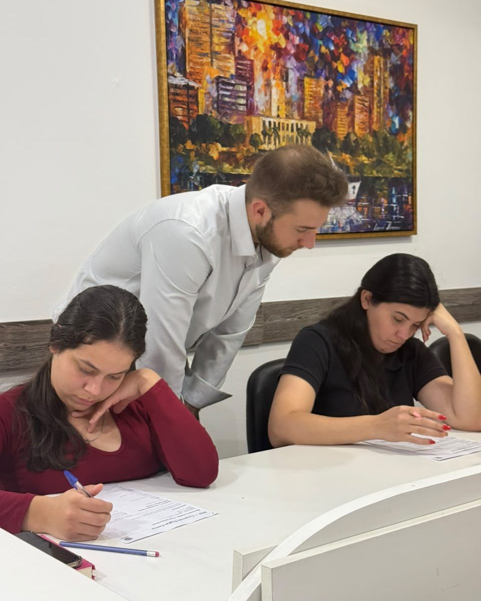 Profesor acompañando a dos alumnas durante la clase